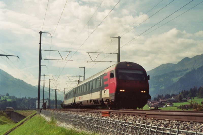 Ein IR Brig -Romanshorn fhrt Steuerwagen voraus in Richtung Spiez.Bei Wengi im Oktober 2006.