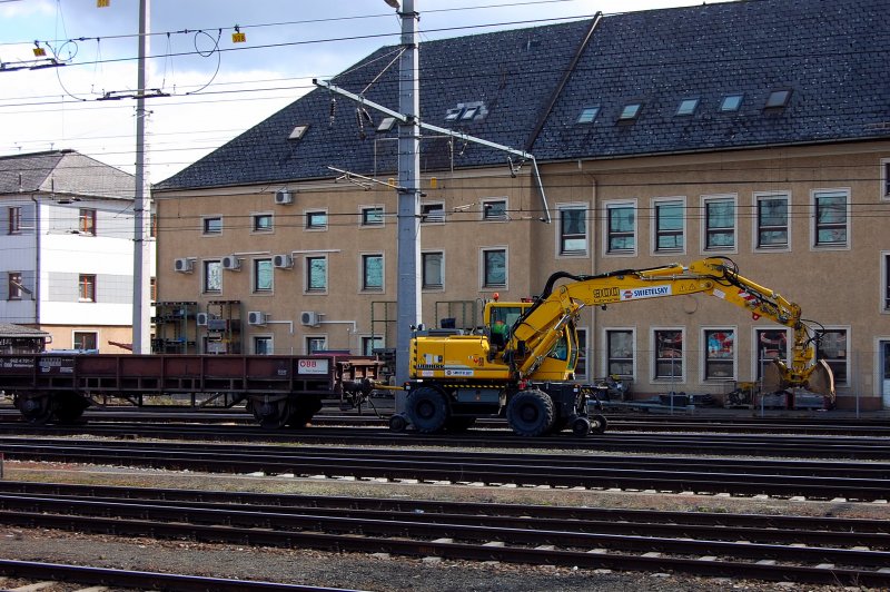 Ein Mehrwegebagger der Fa. Swietelsky lt es mit seinem Gterwagen ganz nett krachen.. Ob unsere Vorschriften Greifer voraus zulieen?