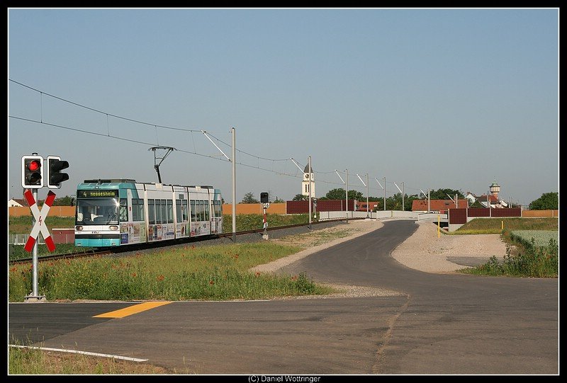 Ein MVV 56xx kurz vor dem neuen Halbschranken-Bahnbergang an einem der am schwchsten Frequentierten B der ganzen Strecke - an weitaus gefhrlicheren Bs wird mit bis zu 80 km/h nur gepfiffen.