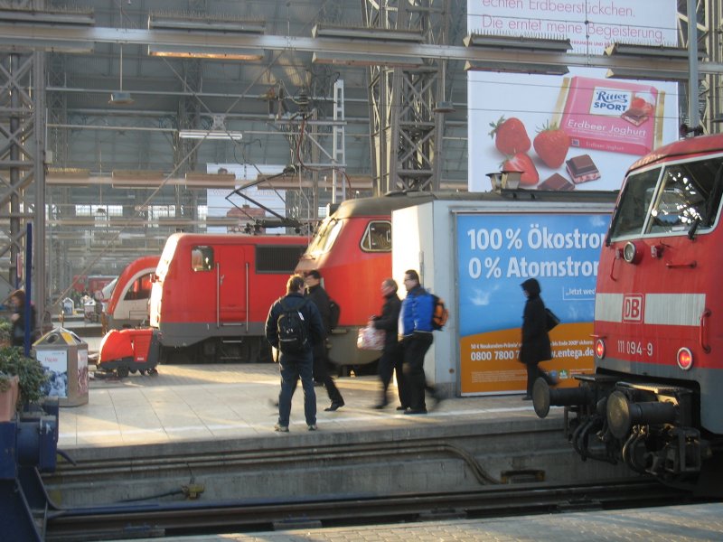 Ein nettes Ensemble in Frankfurt/Main Hbf. Zwei 111er, umrahmt von einer 218 und einem Itino der Odenwaldbahn (19.02.2008).