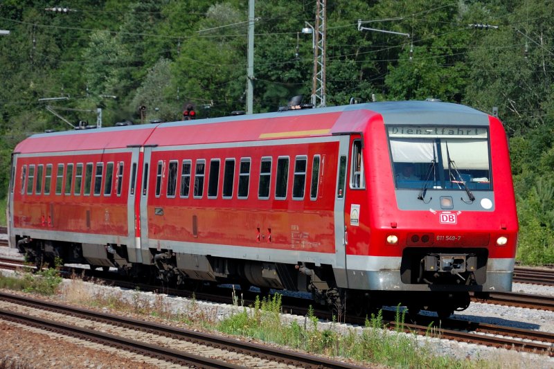 Ein neues Gesicht an der KBS 980 in Neuoffingen: 611 549-7 auf Dienstfahrt aus Donauwrth kommend, nach Ulm fahrend. (11.07.2008)