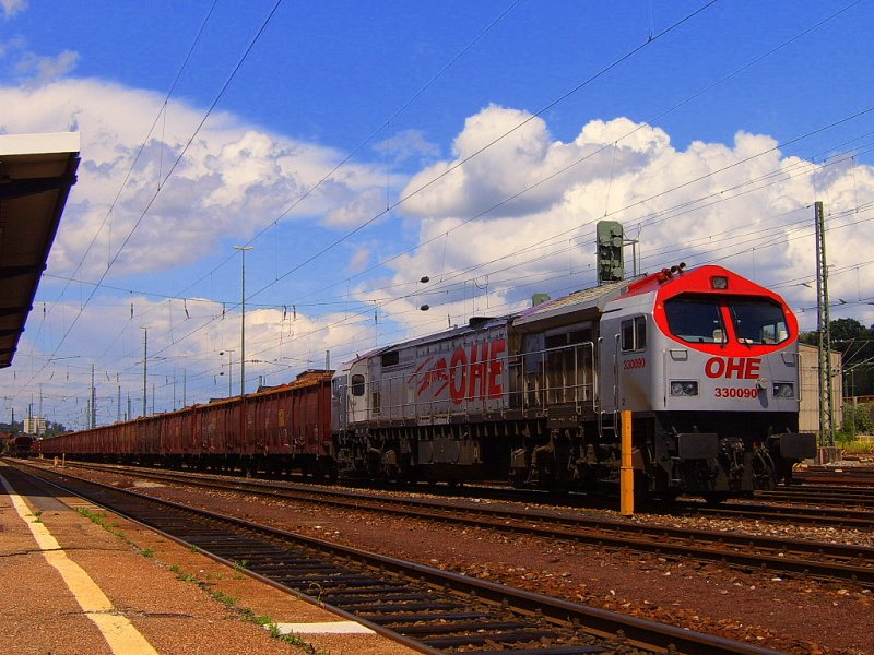 Ein OHE-Red-Tiger steht am Samstag, den 16.06.07 auf Gleis 7 des Aalener Bahnhofs mit einem voll beladenen Holzzug auf Gleis 7 abgestellt. Am Montag gehts gegen 9 Uhr abends weiter Richtung Ulm.