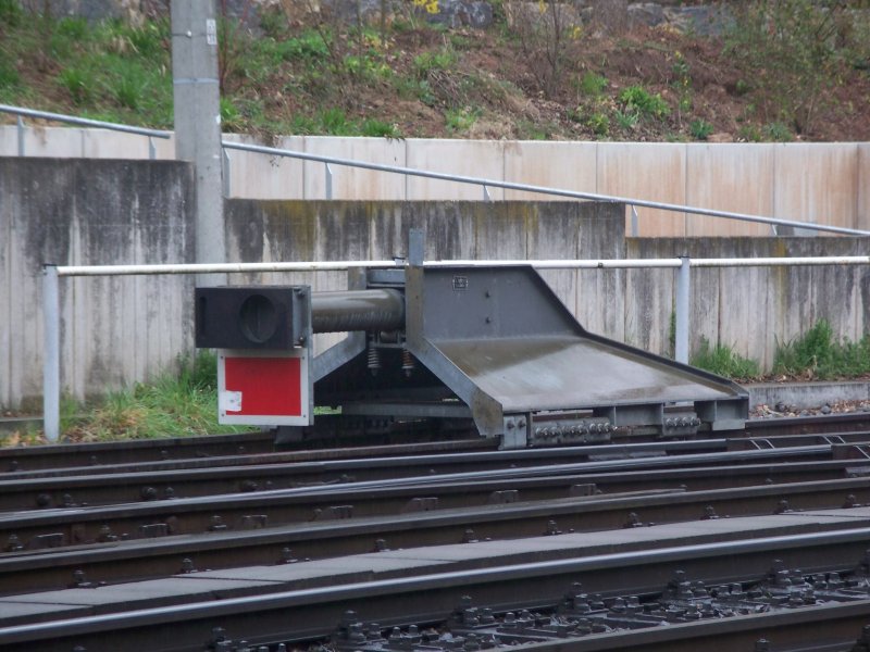 Ein Puffer fr die Fahrzeuge der Stuttgarter Stadtbahn die mit Scharfenberg-Kupplung ausgestattet sind. Stuttgart nahe der Haltestelle Sdheimer Platz gegenber der Seilbahn zum Waldfriedhof am 31. Mrz 2007. 