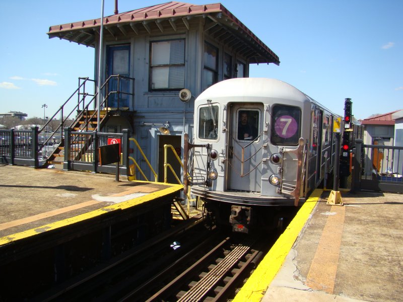 Ein R62A Zug der New Yorker Subway hat Einfahrt in die Station Willets Point / Shea Stadium am 14.04.08. Hier verkehrt die Linie 7 von Times Square Manhattan nach Flushing/Main Street in Queens.