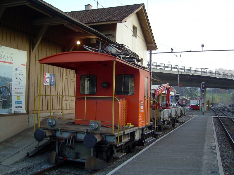 Ein Rangiertraktor der SOB am 01.11.2007 in Biberbrugg, abgestellt auf einem Abstellgleis. 