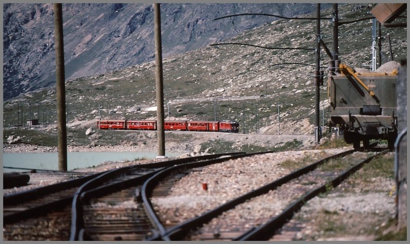 Ein Regionalzug aus Pontresina nhert sich der Station Ospizio Bernina, die noch mit Holzmasten und Einfachfahrleitung ausgerstet war. (Archiv 05/89)