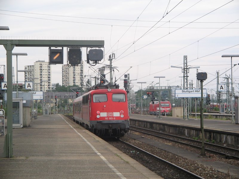 Ein Regionalzug Richtung Tbingen wird von einer Lok der Baureihe 110 aus dem Bahnhof geschoben (1. August 2008)