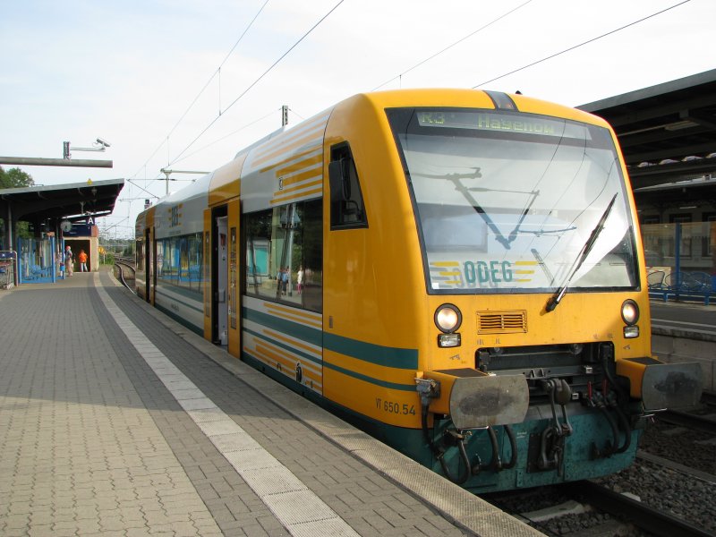 Ein Regioshuttel der ODEG im Bahnhof von Ludwigslust in Richrung Hagenow.