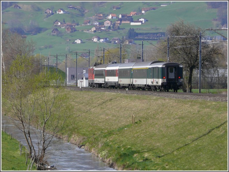 Ein Rheintalexpress, mit seinem Wagenmix zwischen Trbbach und Sargans. (09.04.2008)