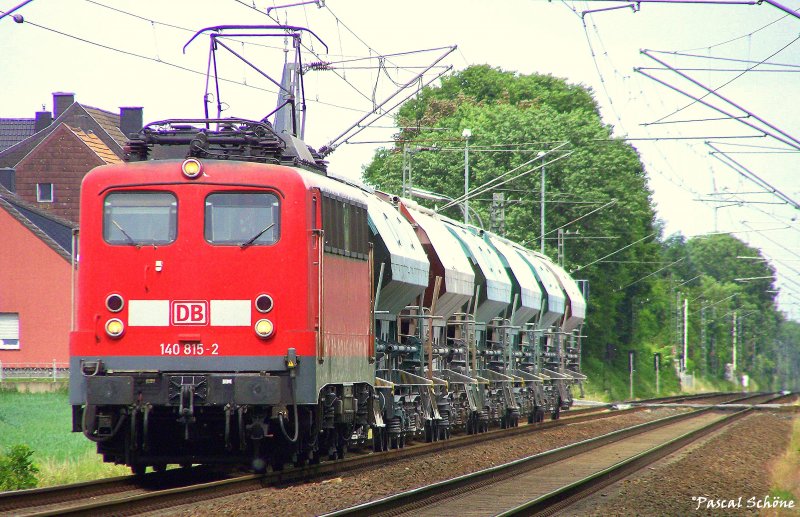 Ein Richtung Aachen fahrender Gterzug mit der 140 815-2.
Aufgenommen an der ehem. Anrufschranke bei Kilometierung 28.9 am 27.05.2009 um 15:27.