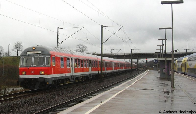 Ein Sonderzug (wahrscheinlich Fuballsonderzug) mit Dormunder Schublok 110 510-5 bei der Durchfahrt MAschen am 29.3.08