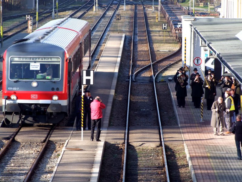 Ein Stndchen zum Abschied fr den Triebwagen VT628 432-7 welcher nun offiziell  Stadt Ried im Innkreis  heisst; 081204