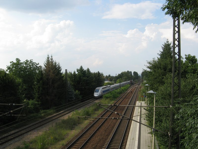 Ein TGV2872 als Ersatzzug von ICE9552 von Frankfurt(Main)Hbf nach Paris Est mit +10.Am 30.07.08 bei der durchfahrt in Hemsbach.