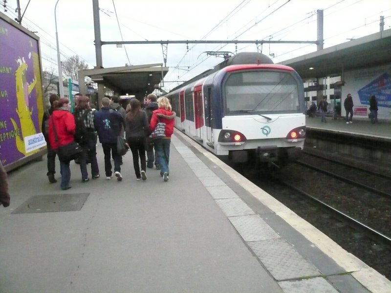 Ein Triebzug der RER Linie A2 fhrt am 22.2.2008 aus der Station Sucy-Bonneuil in Richtung Boissy.