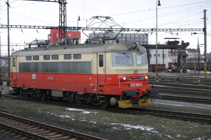 ein tschechischer Oldie in Plzen hl.n..
242 216-0 21.01.2006