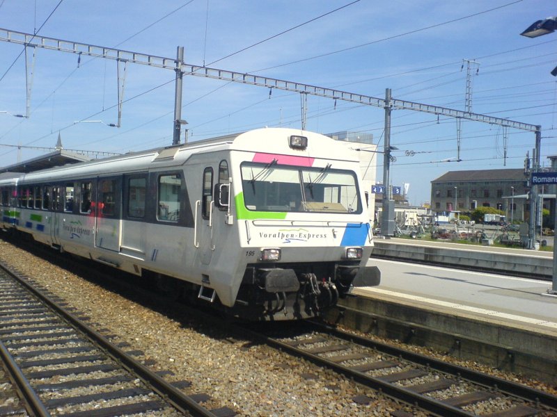 Ein Voralpenexpress mit dem BDt 195 am 27.April 2008 in Romanshorn.