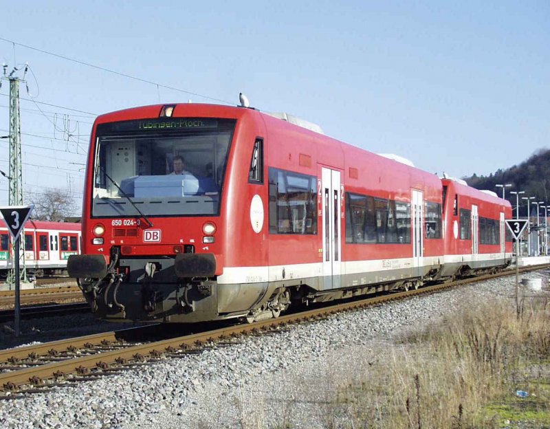 Ein VT 650 fhrt auf der Ammertalbahn aus dem Bahnhof Herrenberg Richtung Tbingen aus. (08/2003)