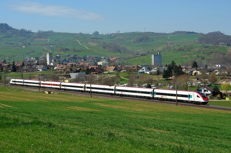 Ein weisses Band in einer grnen Landschaft. Der ICN befindet sich kurz hinter Frick im Aargau und fhrt nach Zrich. Er kommt von Basel und braucht ca. 90 Minuten fr die gesamte Strecke. 2.4.2007