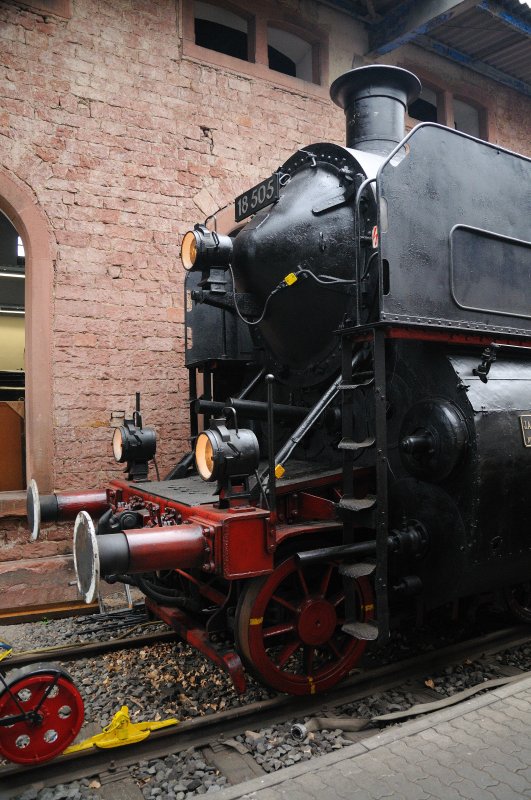 Ein wunderschnes  Profil : 18 505 geschtzt unter Dach im Eisenbahnmuseum Neustadt an der Weinstrasse. (05/09).