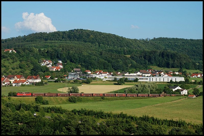 Ein Zementklinker von Harburg(Schwaben) nach Heilbronn. Im Schub war eine 140er und an der Zugspitze eine 185er. Aufgenommen im Dorfdreieck Goldshfe/Aalen-Oberalfingen/Wagenrain.