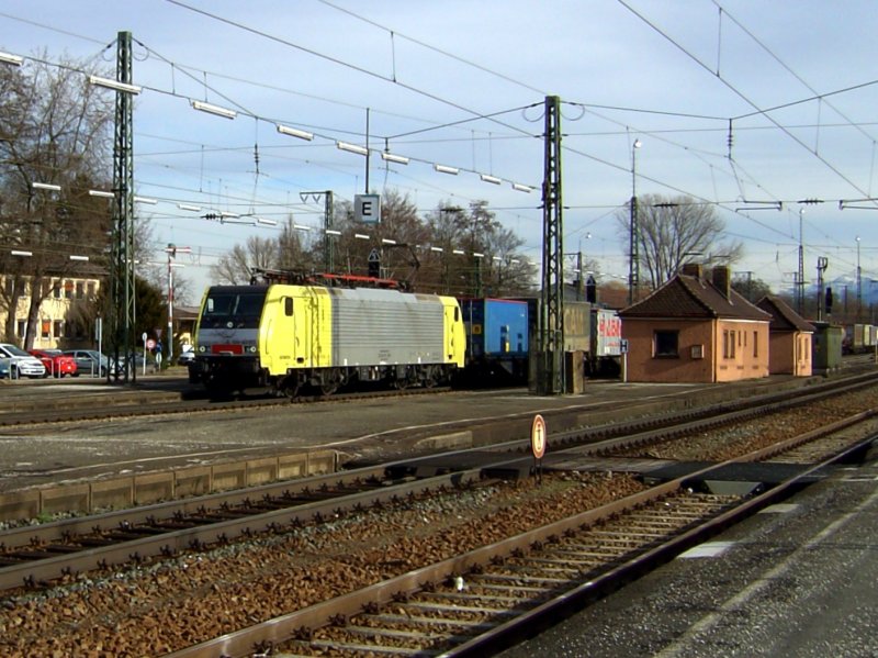 Eine Dispo 189 am 05.02.2008 mit einem Containerzug bei der Durchfahrt in Rosenheim.