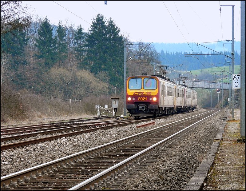 Eine Doppeleinheit der BR 2000 kommt aus Richtung Ettelbrck und wird in Krze den Bahnhof von Wilwerwiltz erreichen. 10.04.08