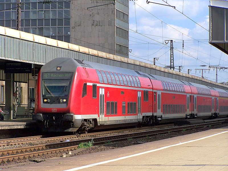 Eine Doppelstockgarnitur gebildet aus 765.5+753.5+753.5+758.0+758.6 als RE1 nach Aachen Hbf in Essen Hbf. Schublok war 146 002-1. 24.09.07