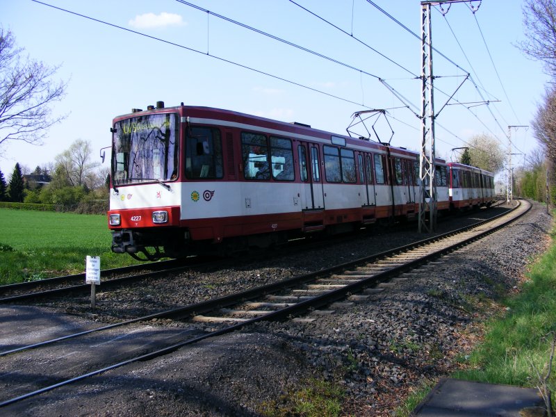 Eine Doppeltraktion aus Stadtbahnwagen B der Rheinbahn vor der Haltestelle in Dsseldorf-Froschenteich als Zug der Linie U79 nach Dsseldorf Hbf am 17. April 2008.