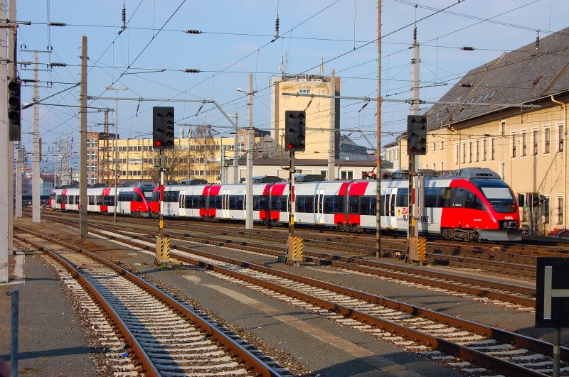 Eine Doppeltraktion BB-Talente in der untergehenden Sonne des vergangenen Tages. Wie Farbkleckse fr die Augen erscheint der Zug in dem Gewirr von Schienen, Masten und Oberleitungen...