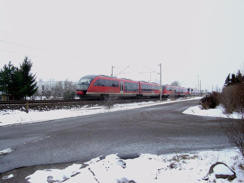 Eine Dreifachtraktion  Desastrios  bei der Fahrt als RE von Erfurt Hbf nach Magdeburg Hbf, hier kurz vor Smmerda. Natrlich mit den im Winter blichen fnf Minuten versptung...
Hinter dem Zug kann man eine Halle des Fujitsu-Siemens Computer Werkes in Smmerda erkennen.