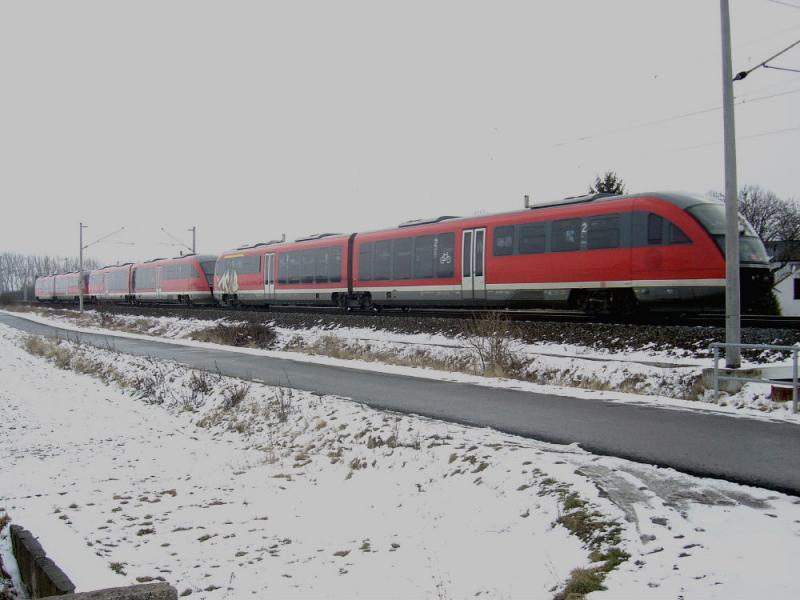 Eine Dreifachtraktion  Desastrios  bei der Fahrt als RE von Erfurt Hbf nach Magdeburg Hbf, hier kurz vor Smmerda. Natrlich mit den im Winter blichen fnf Minuten versptung...