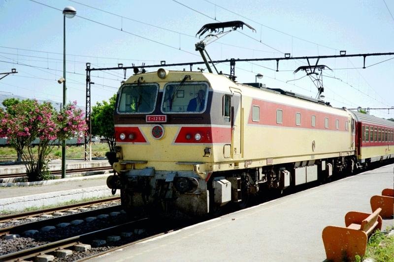 Eine E-1200 im Bahnhof Fs.