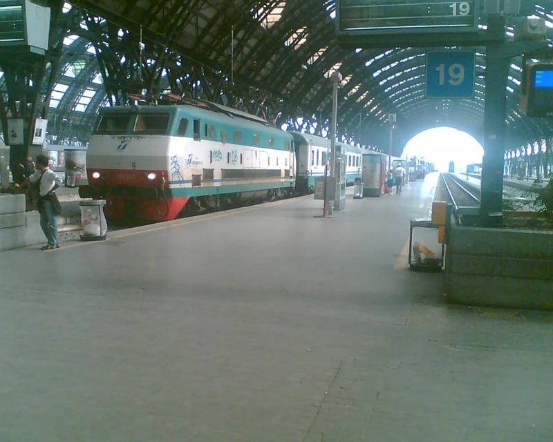 Eine E 444 in Milano Centrale am 13.6.2006