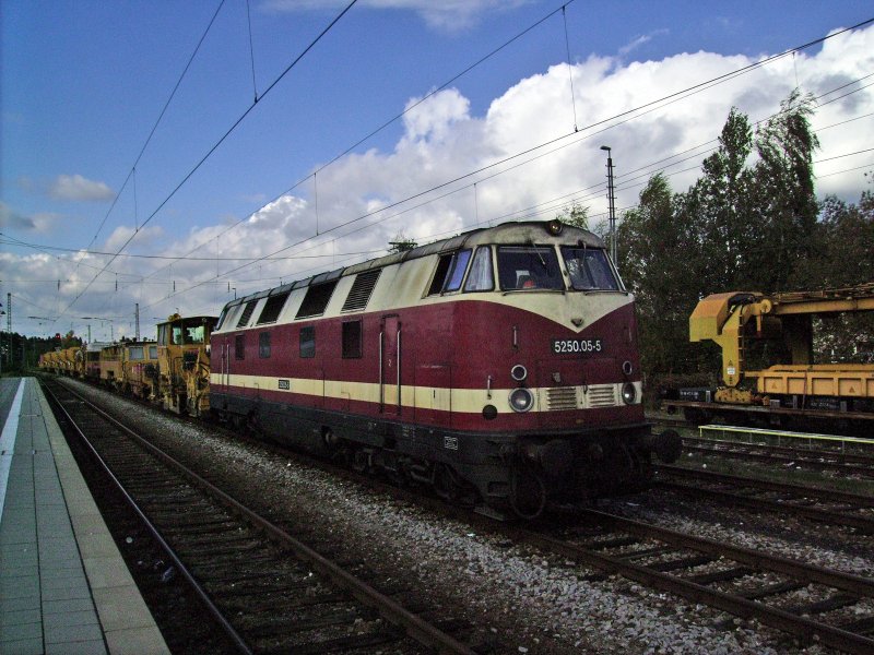 Eine ex. DR-V 180 im Bauzugeinsatz in Oberbayern.
5250.05-05 steht abfahrbereit im Bahnhof Holzkirchen zur Fahrt in Richtung Schliersee (KBS 955)