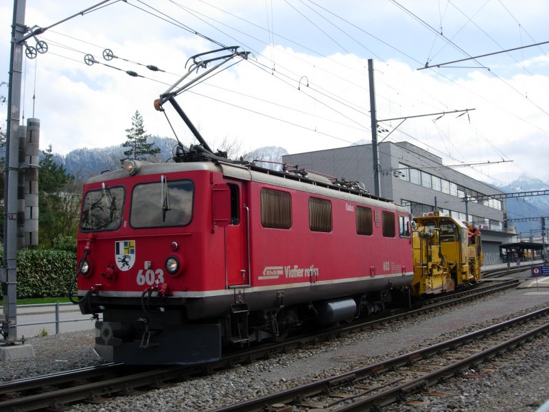 Eine Ge 4/4 I mit einem Bauzug Richtung Schiers/Davos bei der Ausfahrt aus Landquart. 