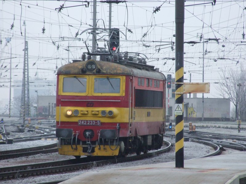 Eine Lok der Baureihe 242, genauer 242-233, hier beim Rangieren im Bahnhofsvorfeld Bratislava hl. st. (Hlavna Stanica = Hauptbahnhof)
Bratislava, der 30.12.2008