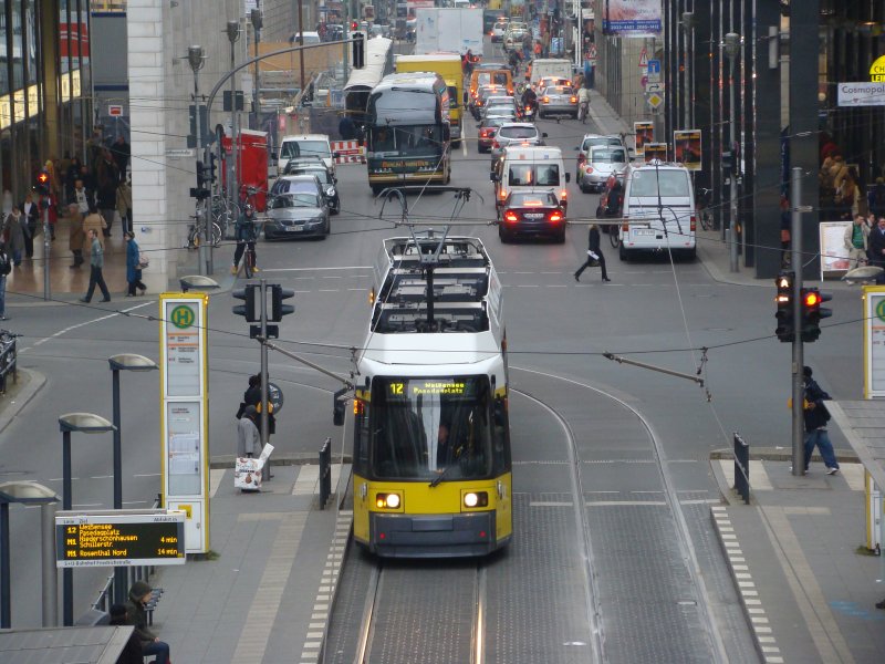 Eine Niederflur Straenbahn in Berlin. Diese Straenbahn hat gerade die Haltestelle Bahnhof Friedrichstrae erreicht. Aufgenommen am 30.10.2007