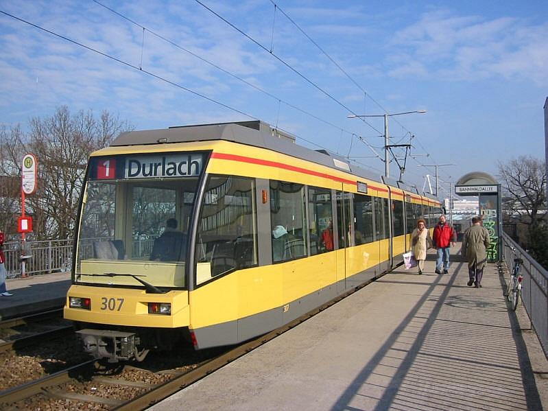 Eine Niederflurstraenbahn, eingesetzt auf der Linie 1 zwischen den Karlsruher Stadtteilen Durlach und Oberreut, hlt am 09.02.2005 an der Haltestelle Bannwaldallee, die sich auf der Straenbahn- und Fugngerbrcke zwischen der Hardecksiedlung und der Europahalle befindet.