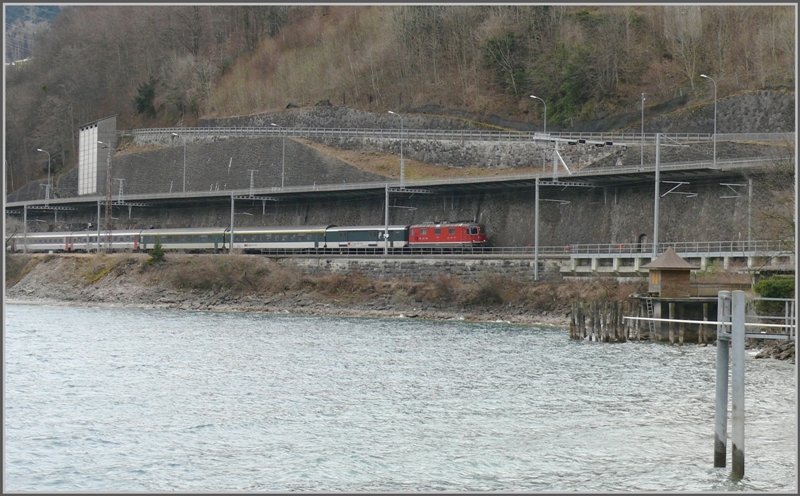 Eine Re 4/4 II fhrt einen EC dem Walensee entlang bei Mhlehorn. (10.03.2008)