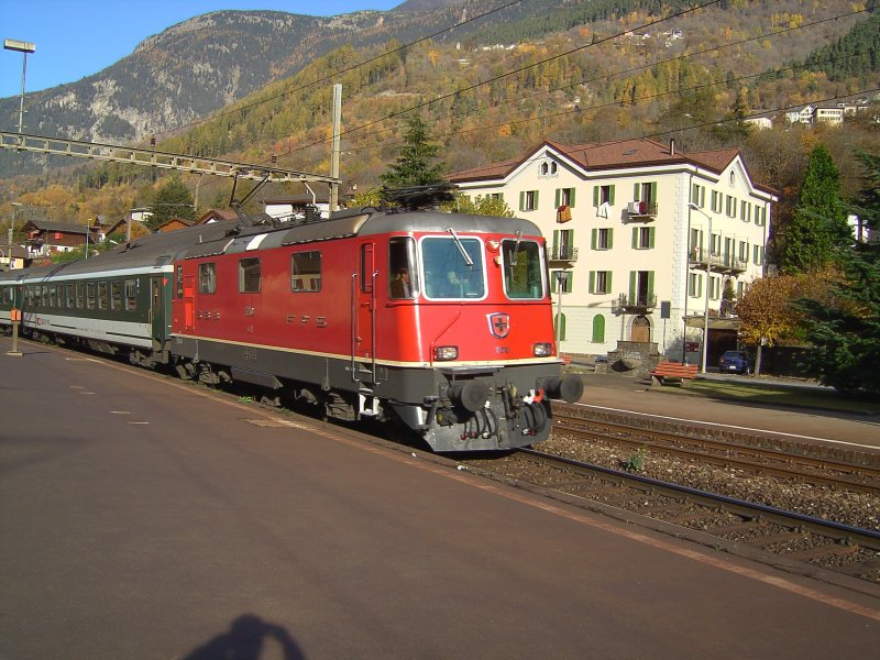 Eine Re 4/4 mit einem IR am 02.11.2007 in Faido. 