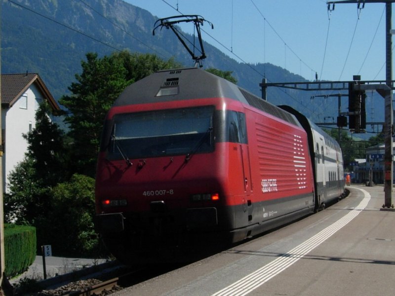 Eine Re 460 schiebt einen IC Basel-Chur das Rheintal hinauf. Hier im Bahnhof Bad Ragaz am 06.09.2008