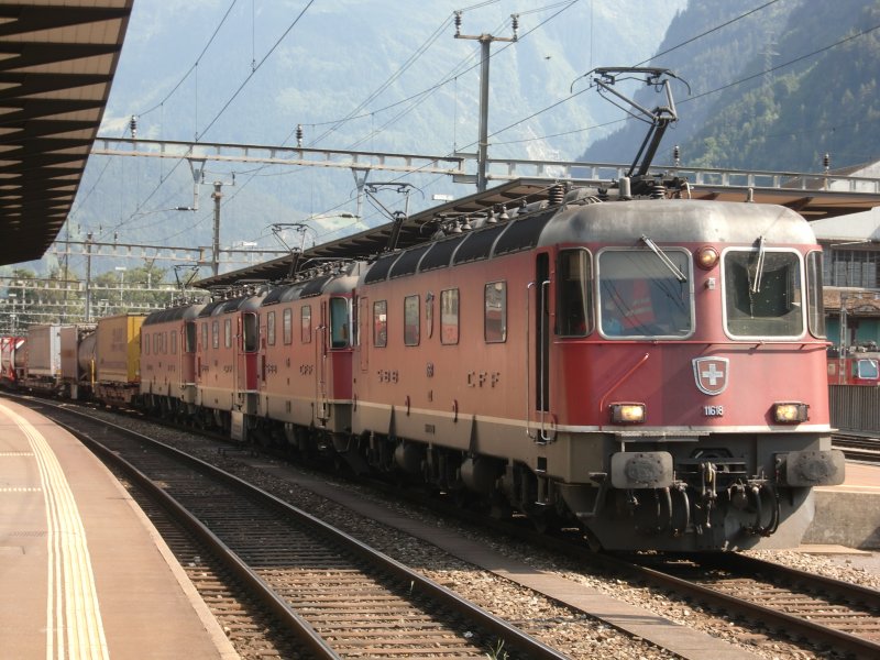 Eine Rote Re 20 20 Steht In Erstfeld Bereit Bahnbilder De