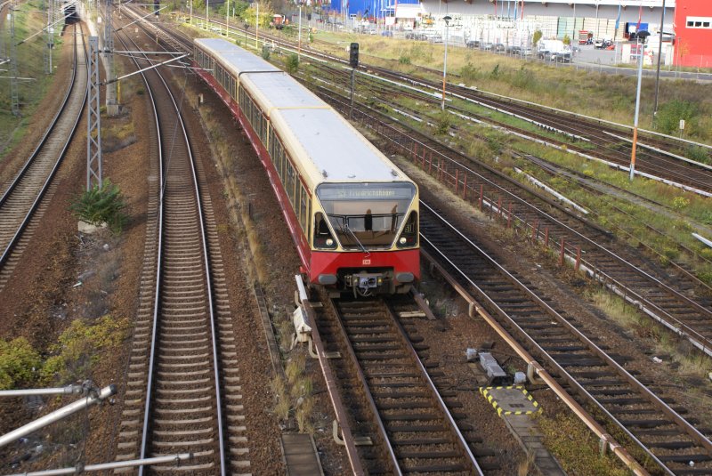 Eine S 3 nhert sich am 13.10.09 dem Bahnhof Warschauer Strasse.