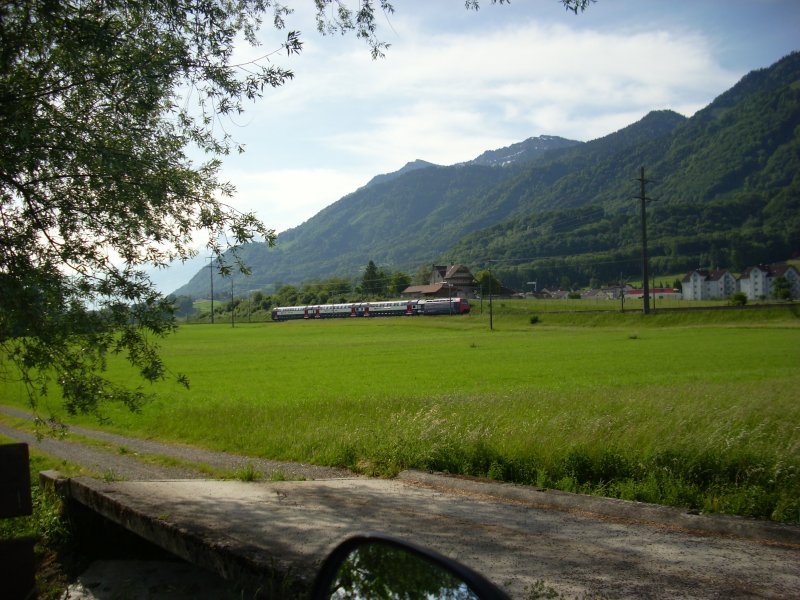 Eine S2 richtung Ziegelbrcke zwischen Schbelbach-Buttikon und Reichenburg