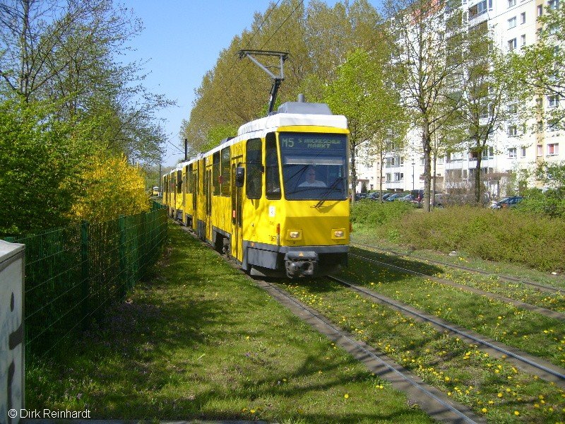 Eine Tatra auf dem Weg zum Hackeschen Markt auf der Linie M5 an der Haltestelle Zingster Str. / Ribnitzer Str.