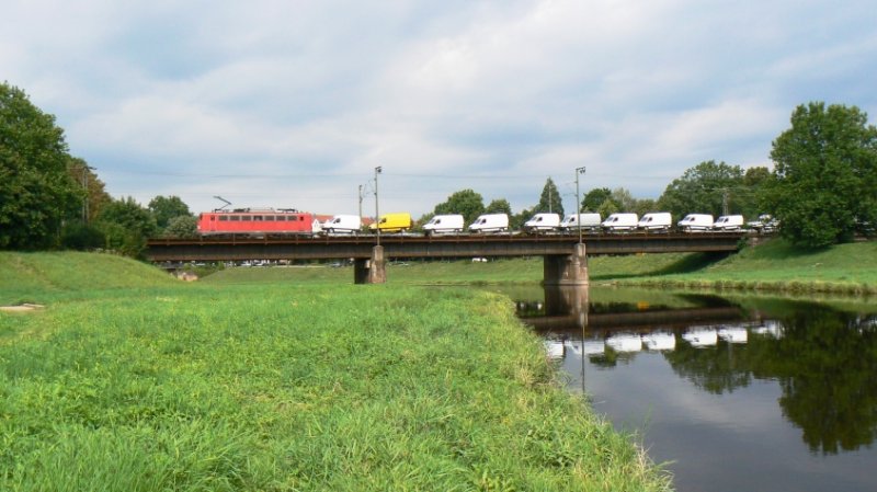 Eine unbekannte 140 fhrt bei bescheidenem Wetter mit einem Kleintransporterzug ber die Rasttter Murgbrcke Richtung Basel.