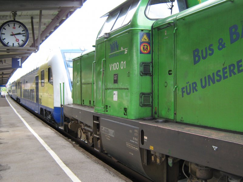 Eine V100 der Ilmebahn GmbH Einbeck (DB BR 211) mit defekten Metronom am Haken. Aufgenommen in Kreinsen BF am 14.08.08