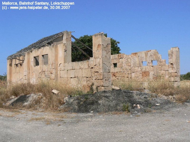 Eine weitere Aufnahme des alten Lokschuppens von Santany, die Zerstrung ist hier schon fast vollkommen. Foto: 30.06.2007