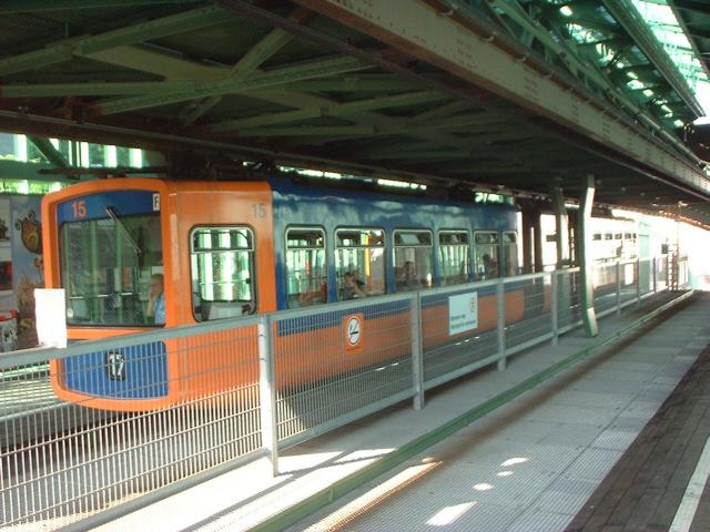 Eine Wuppertaler-Schwebebahn. (03.08.04)