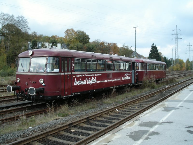 Eine zweiteilige Schienenbusgarnitur in Remscheid-Lennep.